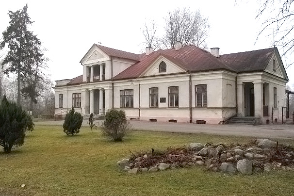 Dwór Kossaków w Kośminie … Więcej Kośmin w gminie Żyrzyn. W drugiej połowie XIX wieku Tadeusz Kossak wraz z żoną Anną z Kisielnickich wybudowali tu dwór w którym zamieszkali. Tu urodziła się Zofia Kossak-Szczucka (1889 r.) i spędziła dzieciństwo.