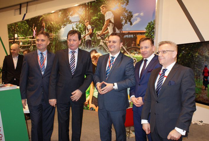 Na stoisku narodowym. Od lewej: Jacek Kowalczyk, prezes Świętokrzyskiej Regionalnej Organizacji Turystycznej; Jerzy Margański, ambasador RP w Berlinie; Tomasz Jędrzejczak, podsekretarz stanu w Ministerstwie Sportu i Turystyki; Rafał Szmytke, prezes Polskiej Organizacji Turystycznej; Jan Korsak, przewodniczący Rady POT Na stoisku narodowym. Od lewej: Jacek Kowalczyk, prezes Świętokrzyskiej Regionalnej Organizacji Turystycznej; Jerzy Margański, ambasador RP w Berlinie; Tomasz Jędrzejczak, podsekretarz stanu w Ministerstwie Sportu i Turystyki; Rafał Szmytke, prezes Polskiej Organizacji Turystycznej; Jan Korsak, przewodniczący Rady POT