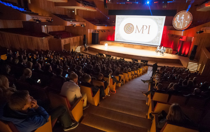 Ramy tematyczne tegorocznego EMEC wyznaczyli Mike Walsh, otwierający konferencję, i Alan Watkins – zamykający. Pierwszy – specjalista od wpływu nowych technologii na biznesowe transformacje. Drugi – lekarz neurolog, a zarazem ekspert w dziedzinie przywództwa i możliwości ludzkiego organizmu