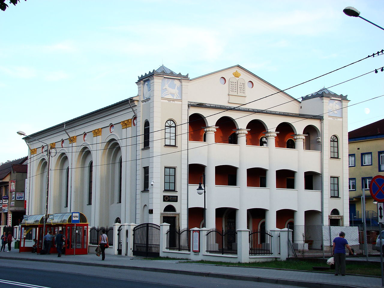 Odnowiona synagoga, obecnie Ośrodek Spotkania Kultur … Więcej 1. Judaica