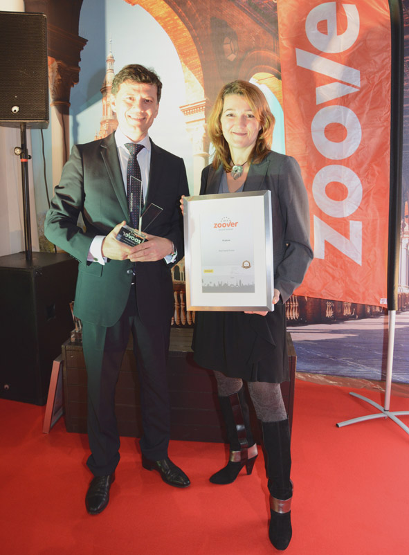 Tegoroczny Zoover Award znów dla Krakowa. Ngrodę odebrali Dominika Szulc, dyrektorka ośrodków POT w Amsterdamie i Brukseli oraz dr Piotr Perczyński, szef Sekcji Politycznej i Ekonomicznej Ambasady RP w Hadze