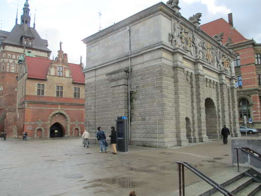 Brama Wyżynna w Gdańsku - centrum informacji turystycznej w Pomorskiem. Obok bramy znajduje się jedne z 245 infomatów. Wgłębi, po lewej: Katownia, Szyja i Wieża Więzienna, w których znajduje się Muzeum Bursztynu/ fot.: Kazimierz Netka