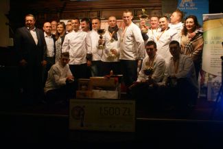 Uczestnicy Festiwalu kulinarnego w zamku Kliczków … Więcej W kategorii profesjonalistów najwyższe laury zdobyli Tomasz Górski (szef drużyny) i Mariusz Kowalkowski (pomocnik) z restauracji „Warzelnia Piwa” w Bydgoszczy (na zdjęciu w samym centrum, z pucharem)/ fot.: Marek Perzyński