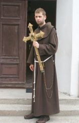 Franciszkanin Konstantyn Sokołowski … Więcej Krucyfiks zawierający największy w Polsce fragment relikwii drzewa Krzyża Świętego prezentuje na progu klasztoru w Pakości o. Konstantyn Sokołowski, franciszkanin brązowy / fot.: M. Perzyński