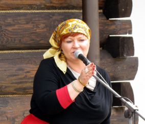 Katarzyna Sułkowska … Więcej Katarzyna Sułkowska z Karczmy Galicyjskiej sama przebiera się za Cygankę i tańczy z gośćmi/ fot.: E. Tomczyk-Miczka