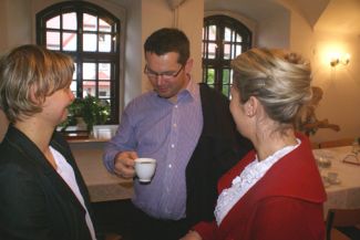 Prezes Szymon Grudziński (z filiżanką) … Więcej Szymon Grudziński (pośrodku, z filiżanką), prezes INLOT, uznał, że kawa po franciszańsku może być odtrutką na bezrobocie w Pakości. Pomysł chwycił / fot.: M. Perzyński