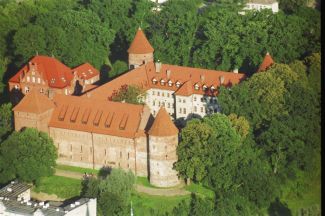 Zamek w Bytowie … Więcej W centrum Bytowa, na niewielkim wzgórzu, znajduje się Zamek gotycki, pochodzący z XIV wieku. Hotel znajduje się w południowym skrzydle zamku, w miejscu dawanej rezydencji książąt zachodniopomorskich, zwanym Domem Książęcym. W obiekcie tym znajduje się również Punkt Informacji Turystycznej