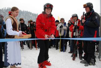 Minister Sobierajska inauguruje sezon narciarski … Więcej Wiceminister Sportu i Turystyki Katarzyna Sobierajska przecina wstęgę, obok po prawej stoją: członek Zarządu Województwa Małopolskiego Stanisław Sorys, prezes MOT Leszek Zegzda, wójt gminy Zawoja Tadeusz Chowaniak i prezes PKL Jerzy A. Laszczyk / fot.: G. Mosorny