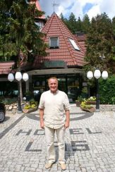 Eugeniusz Zielenkiewicz przed hotelem „Las” … Więcej Eugeniusz Zielenkiewicz, właściciel hotelu chętnie sponsoruje imprezy artystyczne w okolicy/ fot.: Marek Perzyński