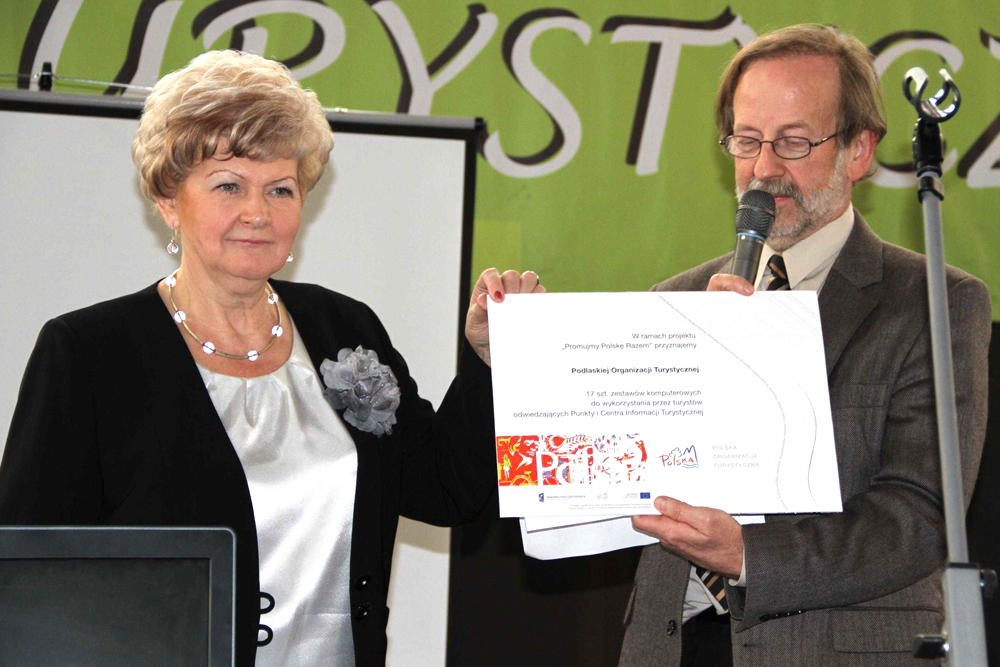 Symbolicznej ceremonii podczas VII Podlaskich ...Więcej Pierwszy zestaw komputerowy został przekazany podlaskiej ROT. Symbolicznej ceremonii podczas VII Podlaskich Targów Turystycznych dokonują dyrektor PROT Jadwiga Dąbrowska i dyrektor Departamentu Systemów Informacyjnych POT Mirosław Nalazek
