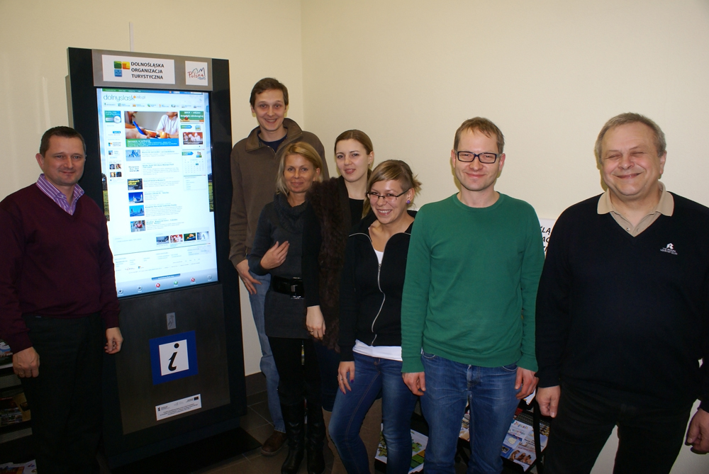 Wrocławski infokiosk i jego dysponenci … Więcej Obsługa biura zarządu DOT wraz z jej dyrektorem Rajmundem Papiernikiem w nowej siedzibie przy ul. Świdnickiej we Wrocławiu wzięła na siebie dodatkowe zadanie - obsługę punktu „it”, w którego centralnym miejscu stoi jeden z infokiosków/ fot.: Marek Perzyński