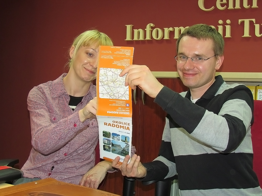 W radomskim CIT … Więcej Karolina Kwiatkowska i Krzysztof Ninard pokazuja prawdziwy hit tego sezonu - mapy regionu, zatytułowane „ Okolice Radomia” / fot.: E. Tomczyk-Miczka