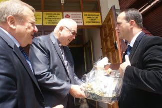 Spotkanie robocze na plebanii… Więcej W spotkaniu roboczym na plebanii uczestniczyli proboszcz, ks. dr Ryszard Staszak; burmistrz Sobótki Stanisław Dobrowolski i starosta powiatu wrocławskiego ziemskiego Andrzej Szawan, który przekazał na ręce proboszcza zestaw produktów lokalnych / fot.: Marek Perzyński