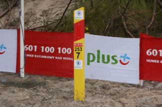 Słupek z numerem ratunkowym 601 100 100 … Więcej Na całym wybrzeżu województwa zachodniopomorskiego, czyli na 185 kilometrach plaż, zainstalowanych zostało 1850 słupków heksametrycznych z numerem ratunkowym 601 100 100