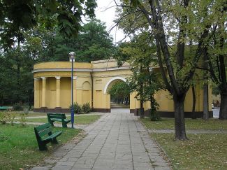 Brama Parkowa w Skierniewicach … Więcej Klasycystyczna brama wjazdowa do dawnej rezydencji prymasów, zwana Bramą Parkową, stanowi jeden z najciekawszych zabytków Skierniewic. Pochodząca z 1780 r. budowla o charakterze monumentalnym, ma kształt łuku z półkolistym zamkniętym przejściem na osi