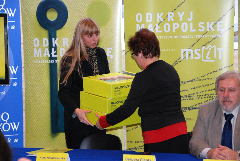 Anna Niedźwieńska, wicedyrektor … Więcej Anna Niedźwieńska, wicedyrektor Departamentu Promocji, Sportu i Turystyki przekazuje zestawy dla Specjalnego Ośrodka Szkolno-Wychowawczego dla Dzieci Niewidomych i Słabowidzących w Krakowie. Po prawej Jan Ortyl, prezes Okręgu Małopolskiego Polskiego Związku Niewidomych/ fot. E. Tomczyk-Miczka