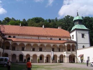 Zamek suski od strony północnej … Więcej Punkt Informacji Turystycznej w Suchej Beskidzkiej zlokalizowany jest na parterze Zamku obok wejścia do Muzeum Miejskiego.