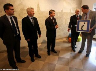 Otwarcie LOITiK … Więcej Otwarcie Lubelskiego Ośrodka Informacji Turystycznej i Kulturalnej. Pierwszy z lewej nowy dyrektor placówki Piotr Łopucki, drugi z prawej były dyrektor LOIT Stanisław Turski / fot.: Wojciech Nieśpiałowski