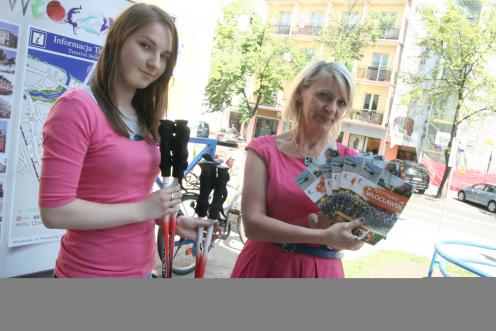 Ambasadorki chodzenia z kijkami … Więcej Dyrektor WOT Agnieszka Sobańska (z prawej) i Agata Zjawińska proponują wypożyczanie sprzętu do nordic walking / fot.: W. Alabrudziński