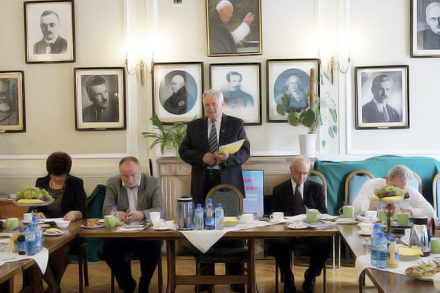 Historyczny moment … Więcej Konferencja prasowa w Zarządzie Głównym PTTK. Prezes Lech Drożdżyński informuje dziennikarzy o zbliżającym się VI Kongres Krajoznawstwa Polskiego, którego hasło przewodnie brzmi „Polska w Europejskiej Rodzinie. Przenikanie kultur, idei, wartości. Powinności Krajoznawców” / fot.: Piotr Żyła