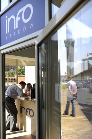 Nowy punkt SIM … Więcej Punkt sieci informacji miejskiej InfoKraków mieści się na terenie Sanktuarium Bożego Miłosierdzia, przy ulicy Siostry Faustyny 3/ fot.: Paweł Ulatowski