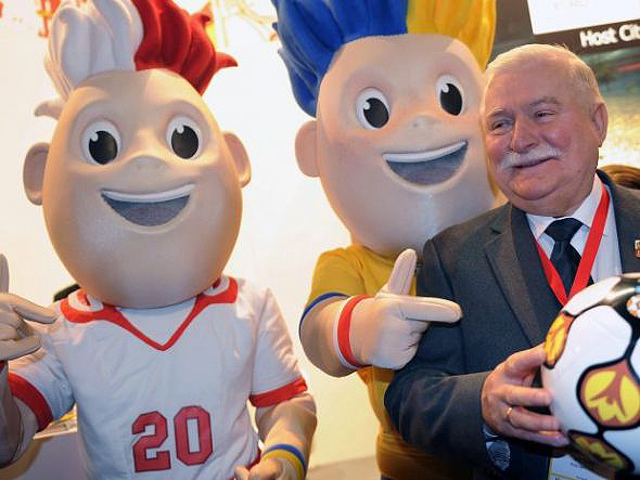 Będzie to radosny turniej … Więcej Prezydent Lech Wałęsa z maskotkami turnieju Slavkiem i Slavko