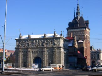 Rewitalizowana Brama Wyżynna w Gdańsku … Więcej Rewitalizowana Brama Wyżynna w Gdańsku. Tu będzie funkcjonowało Regionalne Centrum Zintegrowanego Systemu Informacji Turystycznej Województwa Pomorskiego. Za Bramą znajduje się Muzeum Bursztynu, mieszczące się w katowni. Szyi oraz Wieży Więziennej. Za Wieżą widać Bramę Złotą, przez którą wchodzi się na ul. Długą / fot.: Kazimierz Netka