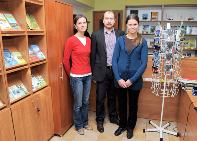 Zespół Punktu...Więcej Zespół Punktu Informacji Turystycznej w Tomaszowie Lubelskim. Od lewej Katarzyna Wójtowicz, Michał Basiński, Iwona Biszczanik