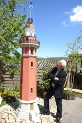 Marian Piasecki … Więcej Marian Piasecki przy jednej z miniatur latarni, które staną w tym roku nad samiuśkim morzem w Niechorzu / fot.: Marek Perzyński