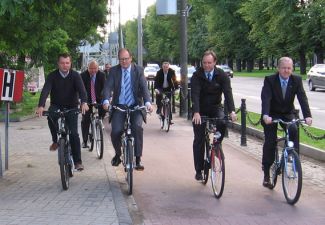 Sygnatariusze umowy przyjechali rowerami … Więcej Od lewej Jacek Karnowski, prezydent Sopotu, Paweł Adamowicz, prezydent Gdańska, Mieczysław Struk, marszałek województwa pomorskiego i Marek Stępa, wiceprezydent Gdyni. W drugim rzędzie Wiesław Byczkowski, wicemarszałek województwa pomorskiego/ fot.: Kazimierz Netka