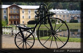 Rower symbolizujący „Zielony Pierścień” … Więcej W znaczeniu symbolicznym nazwa „Zielony Pierścień” nawiązuje do tego, co jest unikatowym, osobliwym i cennym skarbem. A za taki uznaje się obszar 11 gmin należących do LGD „Zielony Pierścień” wyróżniający się w województwie lubelskim najwyższymi walorami kulturowymi, historycznymi, przyrodniczymi i krajobrazowymi