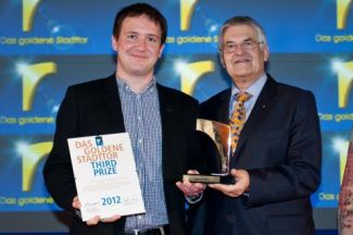 Poznań na zwycięskim podium … Więcej Nagrodę za trzecie miejsce w kategorii Spoty TV na prestiżowym festiwalu Golden Citygate w Berlinie odebrał z rąk dyrektora Festiwalu Wolfganga Huscherta (z prawej) Damian Zalewski z Biura Promocji UM w Poznaniu