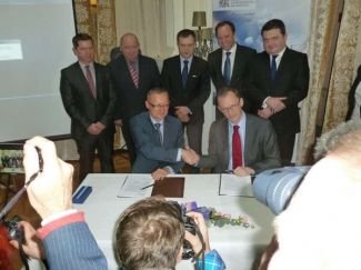 Umowa zobowiązuje … Więcej Uroczystość podpisania umowy dotyczącej odnowy i ożywienia okolic sopockiego dworca PKP - przy wykorzystaniu możliwości jakie daje unijna inicjatywa JESSICA. Umowę ws. niskooprocentowanej pożyczki podpisali: Jarosław Bełdowski, pierwszy zastępca prezesa zarządu Banku Gospodarstwa Krajowego (z prawej) i Adam Meszczyński, prokurent Bałtyckiej Grupy Inwestycyjnej S.A./ fot.: K. Netka