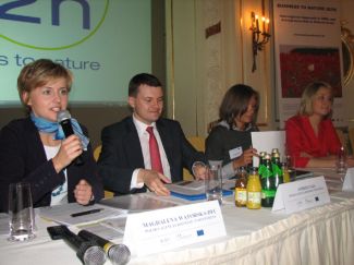 Konferencja B2N Business to Nature … Więcej Konferencja B2N Business to Nature - Nowe podejście do rozwoju przedsiębiorczości na obszarach cennych przyrodniczo. Magdalena Wątorska-Dec, Polska Agencja Rozwoju Turystyki i Andrzej Saja, prezes PART / fot.: Archiwum PART