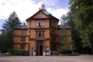 Pałac Myśliwski w Antoninie … Więcej Unikatowy Pałac Myśliwski wzniósł w 1824 r. książę Antoni Radziwiłł. W pałacu dwukrotnie gościł Fryderyk Chopin. Dla upamiętnienia wizyt kompozytora co roku odbywa się w Antoninie festiwal muzyczny „Chopin w barwach jesieni”