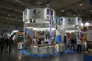 Stoisko Warmii i Mazur na „Tour Salonie” 2010 … Więcej Organizatorem stoiska regionalnego była Warmińsko-Mazurska Regionalna Organizacja Turystyczna, która propagowała dwa hasła „Mazury dla każdego, cały rok, całe życie” oraz „Mazury Cud Natury”. Slogany te miały odbicie w fotogramach ilustrujących atrakcyjność turystyczną województwa przygotowanych specjalną techniką trójwymiarową / fot.: Archiwum W-M ROT