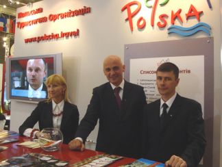 Zespół kijowskiego ośrodka POT … Więcej Od lewej Olena Bondarenko, ukraińska dziennikarka, która zajmuje się PR i reklamą, prowadzi stronę internetową i przygotowuje liczne artykuły prasowe; dyrektor Włodzimierz Szczurek; Krzysztof Kawa, pochodzący z Ukrainy Polak, który troszczy się o organizację pracy przedstawicielstwa