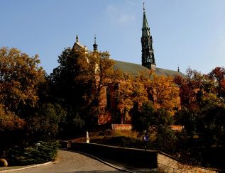 Sandomierska katedra … Więcej Gotycka katedra, wzniesiona w XIV w., zachowała pierwotny układ przestrzenny i bogatą dekorację rzeźbiarską we wnętrzu z XV-XVII wieku - freski bizantyjsko-ruskie, ołtarze rokokowe, obrazy i rzeźby