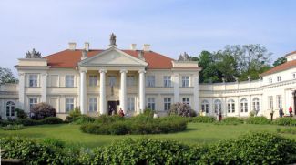 Pałac w Śmiełowie … Więcej W Śmiełowie u rodziny Gorzeńskich przebywał Adam Mickiewicz w poł. sierpnia 1831 r. Stąd poeta zamierzał przeprawić się przez granicę zaborów do Królestwa Kongresowego w celu wzięcia udziału w powstaniu listopadowym. Próba poety zakończyła się niepowodzeniem