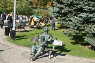 Ogrodnik z herbową konewką … Więcej laweczka_z_ogrodnikiem_resize