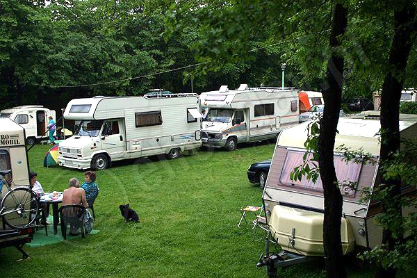 Camping „Pod Dębowcem” … Więcej Obecność campingu od wielu lat wśród laureatów Konkursu Mister Camping świadczy o tym, że zachowuje on nieprzerwanie wysoki standard i cieszy się uznaniem wśród turystów