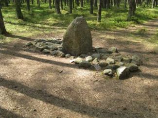 Rezerwat Archeologiczny „Kamienne Kręgi Gotów” … Więcej Rezerwat Archeologiczny „Kamienne Kręgi Gotów”, zlokalizowany w lesie Grzybnickim, około 20 kilometrów od Koszalina, to ciekawe miejsce dla osób zainteresowanych historią i mistycyzmem