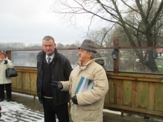 O jeziorach opowiadają … Więcej O jeziorach opowiadają: Stanisław Klimowicz, przewodnik turystyczny, współtwórca Muzeum Ceramiki Neclów oraz Ryszard Józef Wrzosek, członek honorowy PTTK, prezes honorowy Oddziału Morskiego PTTK w Gdyni/ fot.: Kazimierz Netka