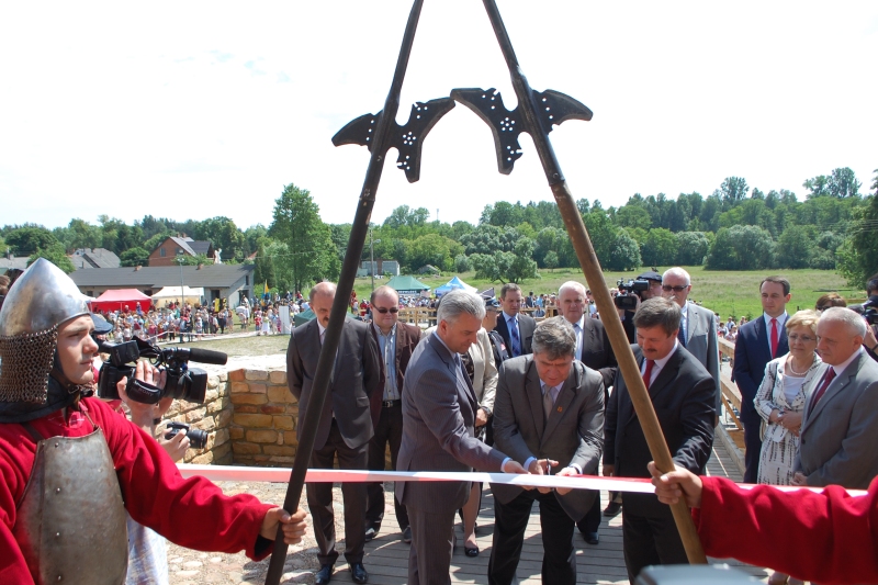 15.VI.2013, uroczyste otwarcie Zamku w Inowłodzu … Więcej W uroczystym otwarciu Zamku w Inowłodzu udział wzięli m.in. wicemarszałek Sejmu Cezary Grabarczyk, sekretarz stanu z Kancelarii Prezydenta RP Dariusz Młotkiewicz, reprezentanci Zarządu Województwa Łódzkiego: marszałek Witold Stępień oraz członkowie zarządu: Marcin Bugajski i Dariusz Klimczak, a także parlamentarzyści i samorządowcy z województwa łódzkiego