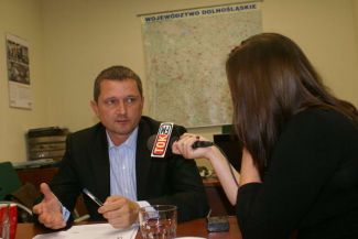 Dyrektor Rajmund Papiernik uważa … Więcej Rajmund Papiernik, dyrektor biura zarządu Dolnośląskiej Organizacji Turystycznej, uważa urynkowienie usług turystycznych w zakresie pilotażu i przewodnictwa za pomysł dobry, co nie znaczy, że branża turystyczna powinna sobie sprawę szkoleń i certyfikacji „odpuścić”/ fot.: Marek Perzyński