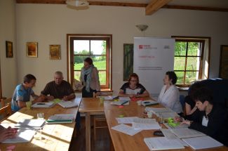 Sesje szkoleniowe organizowane sa w różnych miejscach … Więcej Szkolenia organizowane są przez Stowarzyszenie Ekopsychologia w ramach projektu „Karpaty łączą – mechanizm konsultacji i współpracy dla wdrażania Konwencji Karpackiej”