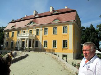 Zbigniew Czmuda z Pałacem w Wiechlicach w tle… Więcej - Jestem trochę „szalony”. Mógłbym też założyć organizację, sprzyjającą turystyce lotniczej. Jak najbardziej, czemu nie... - mówi o sobie Zbigniew Czmuda/ fot.: Kazimierz Netka