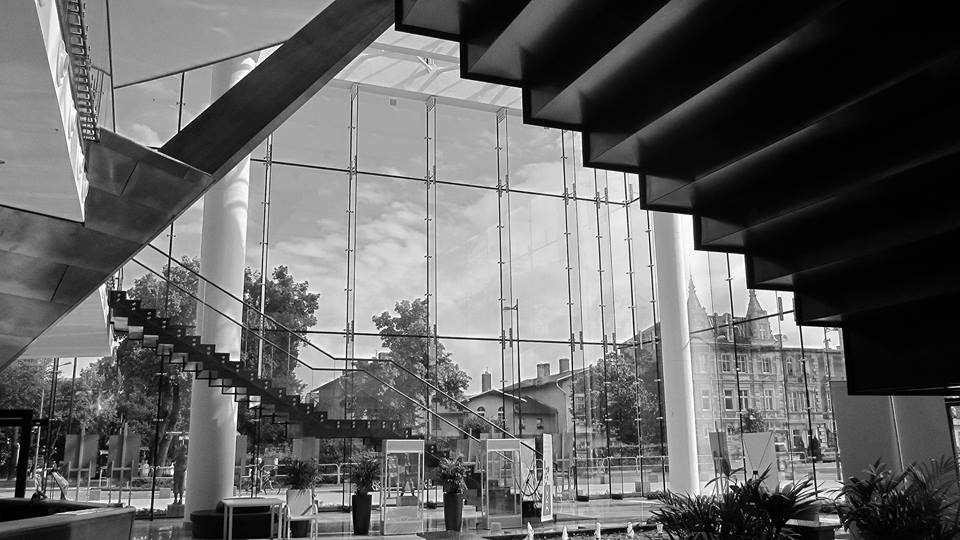 Wejherowskie Centrum Kultury … Więcej Budynek jest piękny, magiczny.. chyba nawet projektanci nie przewidzieli, że tak pięknie będzie się w nim odbijać miasto i niebo...