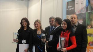 Triumfy na Tour Salonie 2010 … Więcej Tour Salon, Poznań - szczęśliwi laureaci VI edycji Konkursu Polskiej Organizacji Turystycznej na Najlepsze Centrum Informacji Turystycznej w Polsce w 2010. Pierwsza z lewej dyr. ŚOT Agnieszka Sikorska / fot.: Archiwum ŚOT