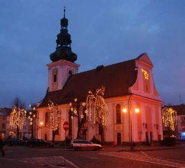 Punkt „it” … Więcej Punkt „it” znajduje się w kinie „Harmonia” zajmującym dawny, nieczynny kościół ewangelicki, dość nietypowo usytuowany pośrodku rynku (bo też postawiono go na miejscu średniowiecznego ratusza)